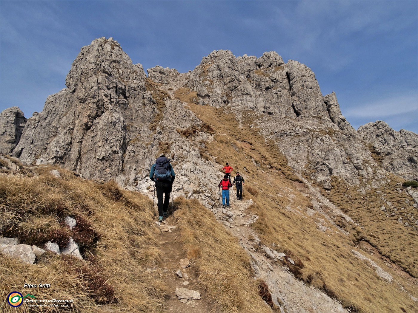 27 Ed ora si rampa a piacere nel canalone per la selletta di Val Scarettone.JPG